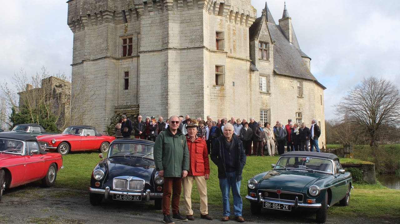 , Des passionnés de voitures de collection au château de Cherveux