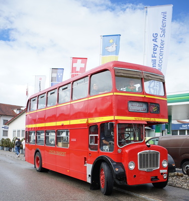 Bild Der Londonbus transportiert die Besucher von Ort zu Ort